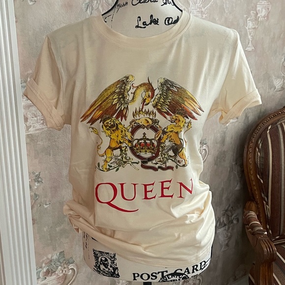 QUEEN GRAPHIC TEE SHIRT NWT - Picture 2 of 5